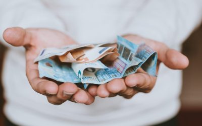 Euró bankjegyek nyitott tenyérben – kártérítés kérése, ha kár ér bennünket