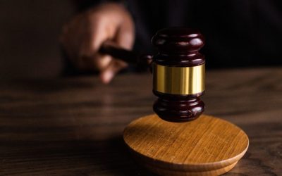 Bírói kalapács fa asztalon – utóper és a jogerős ítélet módosítása kártérítési ügyben